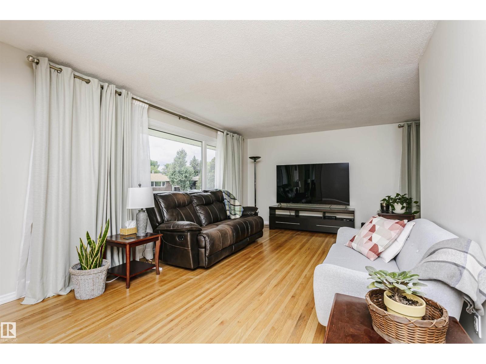 8628 64 AV NW — photo 8