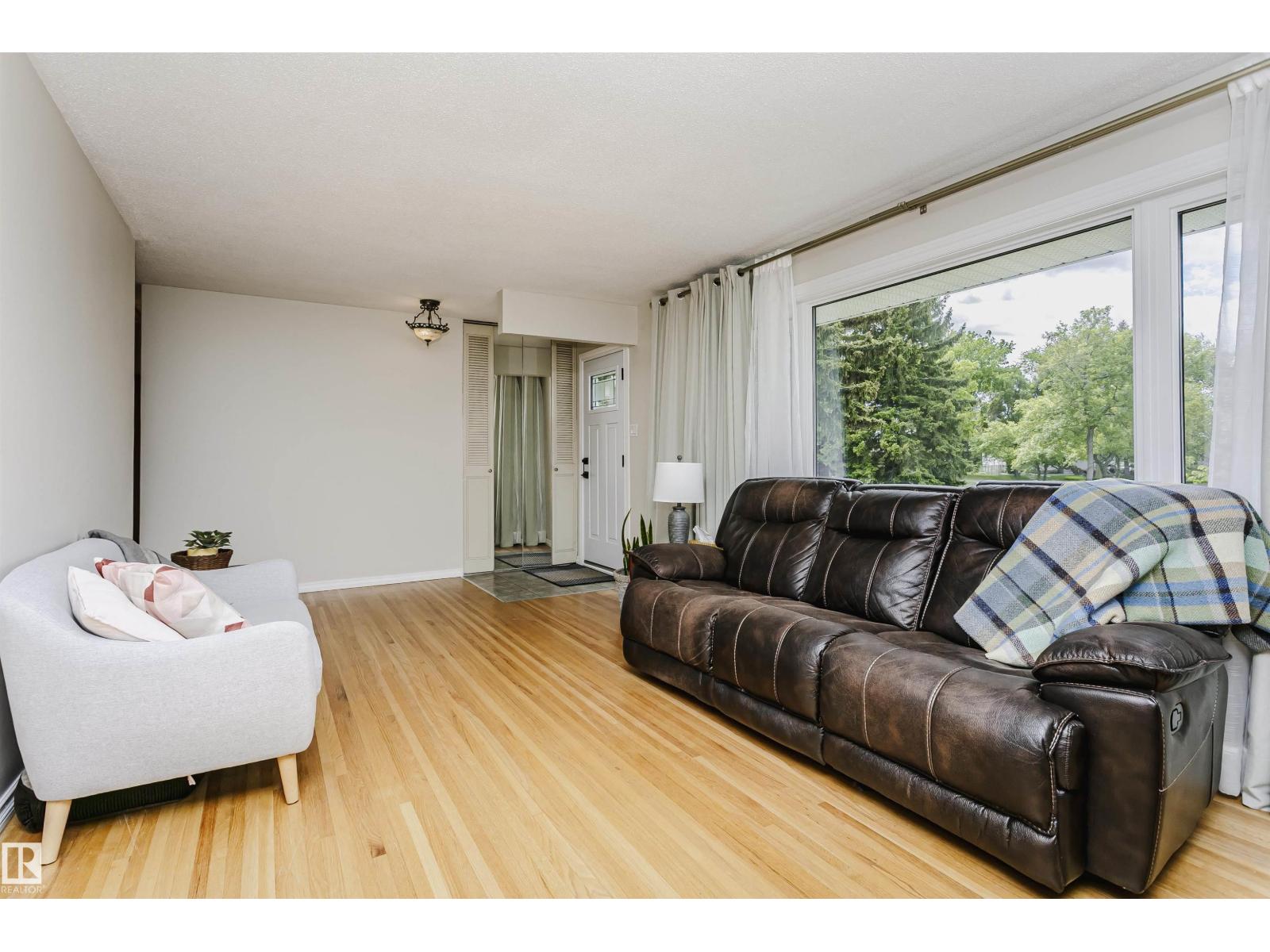 8628 64 AV NW — photo 9