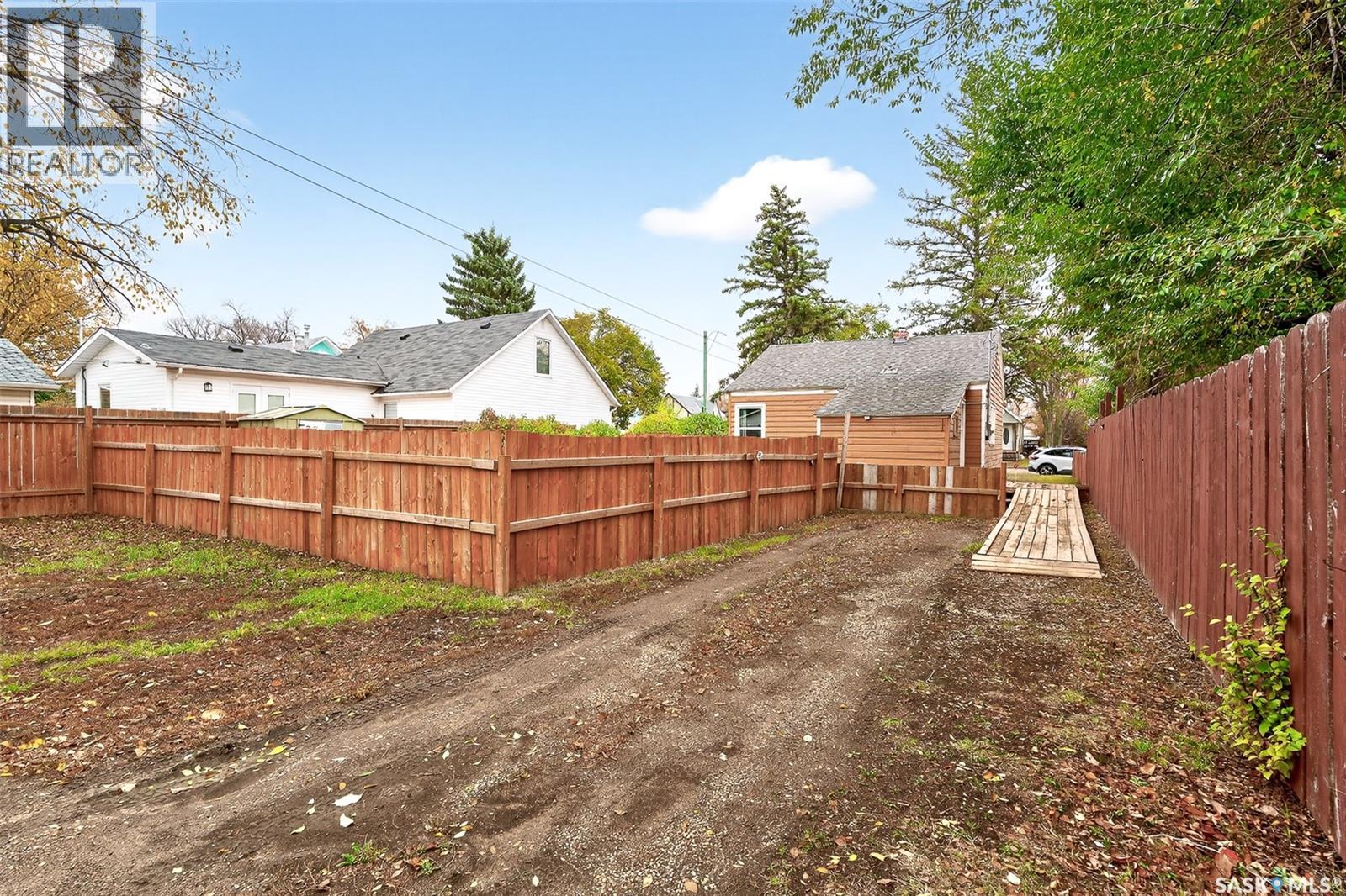826 Athabasca STREET E - 35