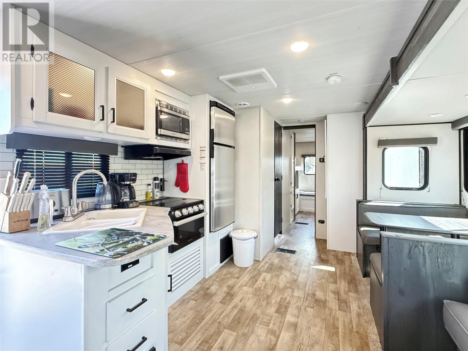 556 Salmonier Line - 14