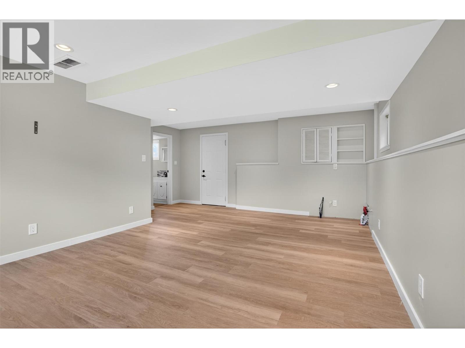 1708 SLOCAN Crescent - 30