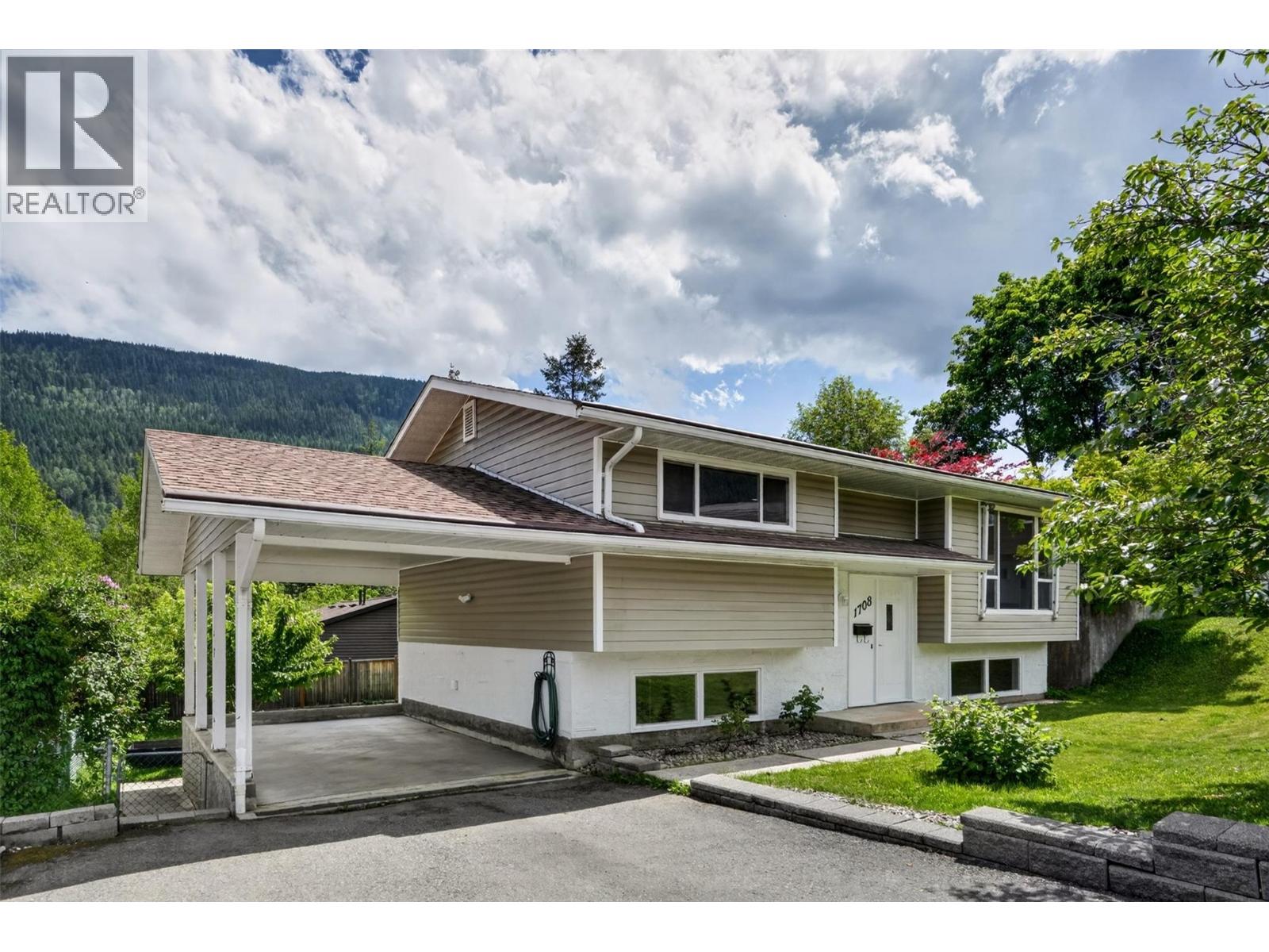 1708 SLOCAN Crescent - 1