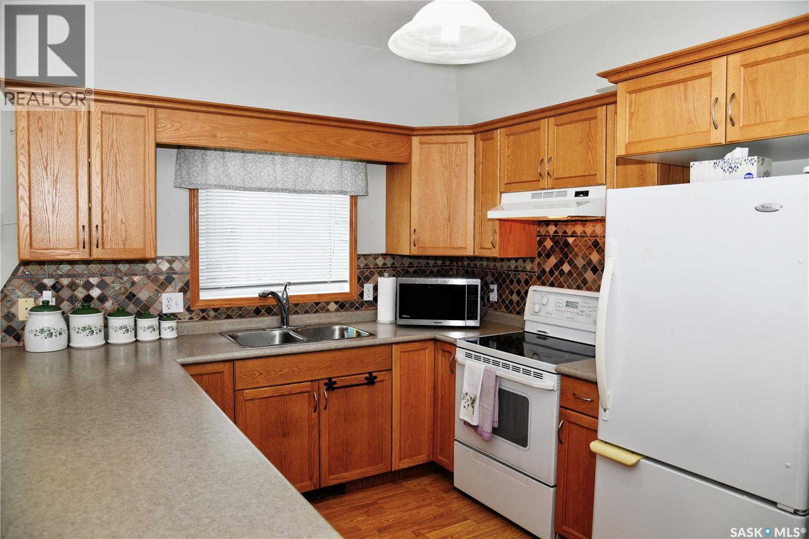 413 Crystal CRESCENT - 2