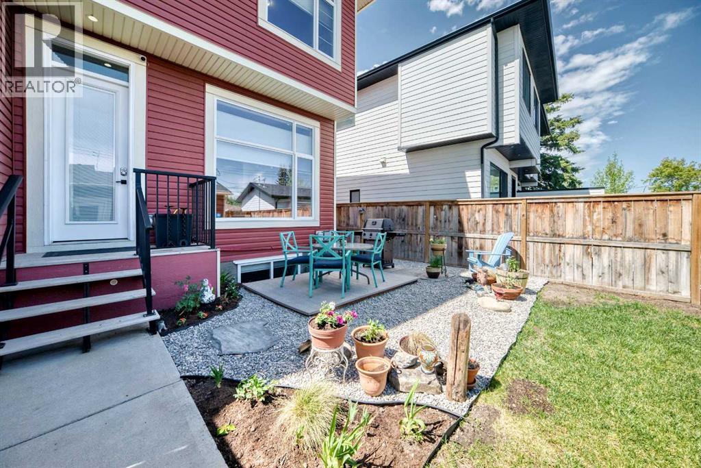 1048 Regal Crescent NE — photo 39