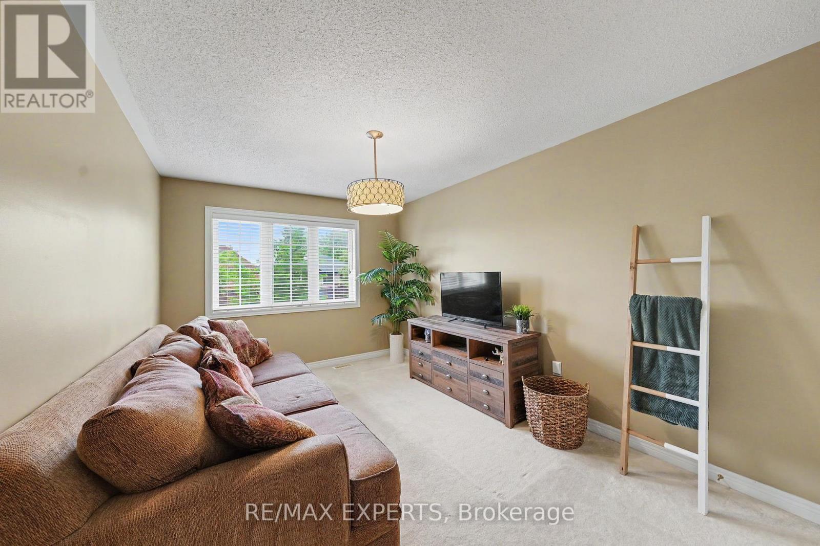 15 ARROWOOD CRESCENT - 24