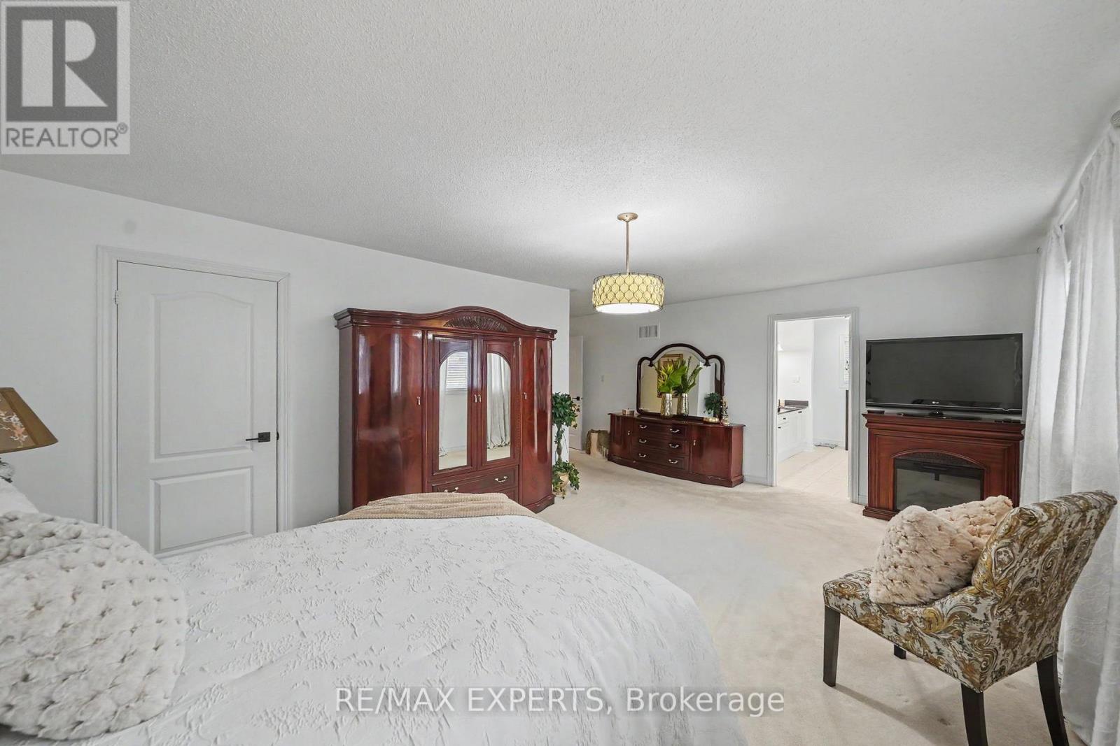 15 ARROWOOD CRESCENT - 19