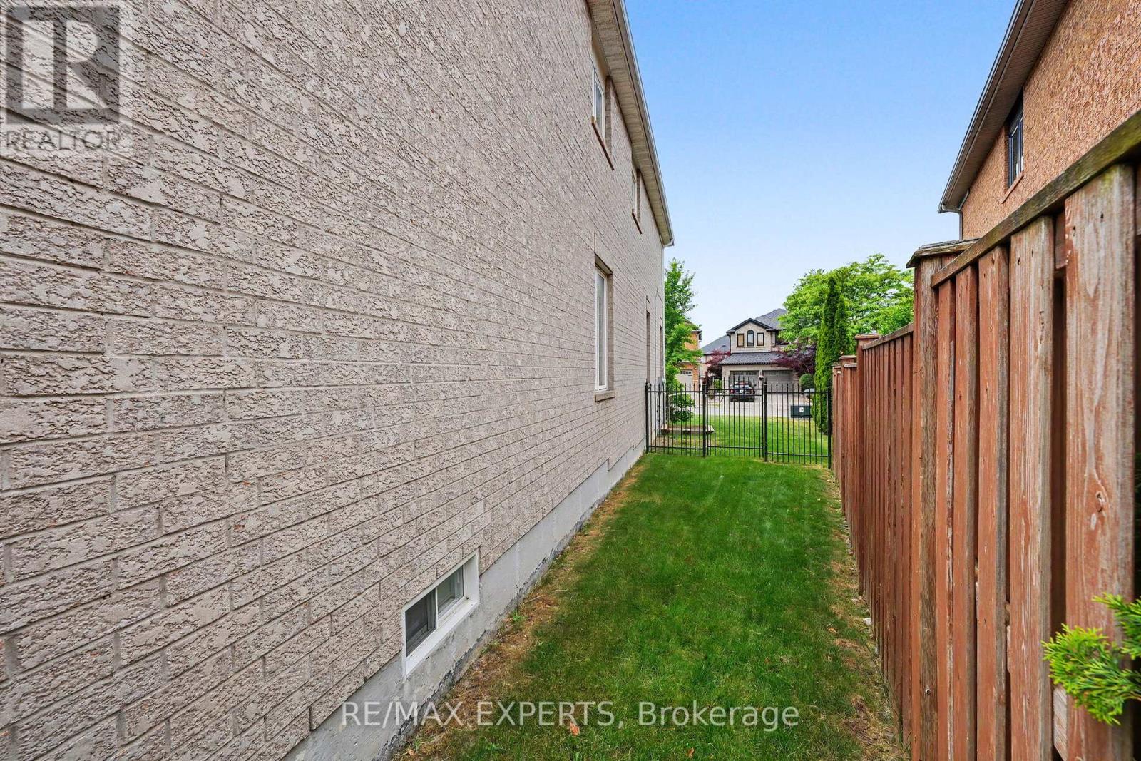 15 ARROWOOD CRESCENT - 29