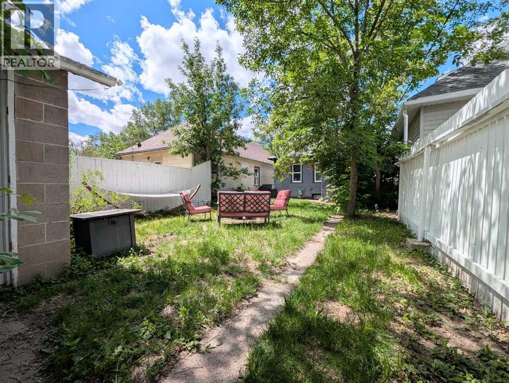 421 12 Street N — photo 34