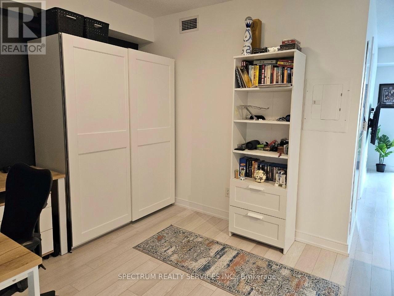 #207 20 THOMAS RILEY ROAD W - 11