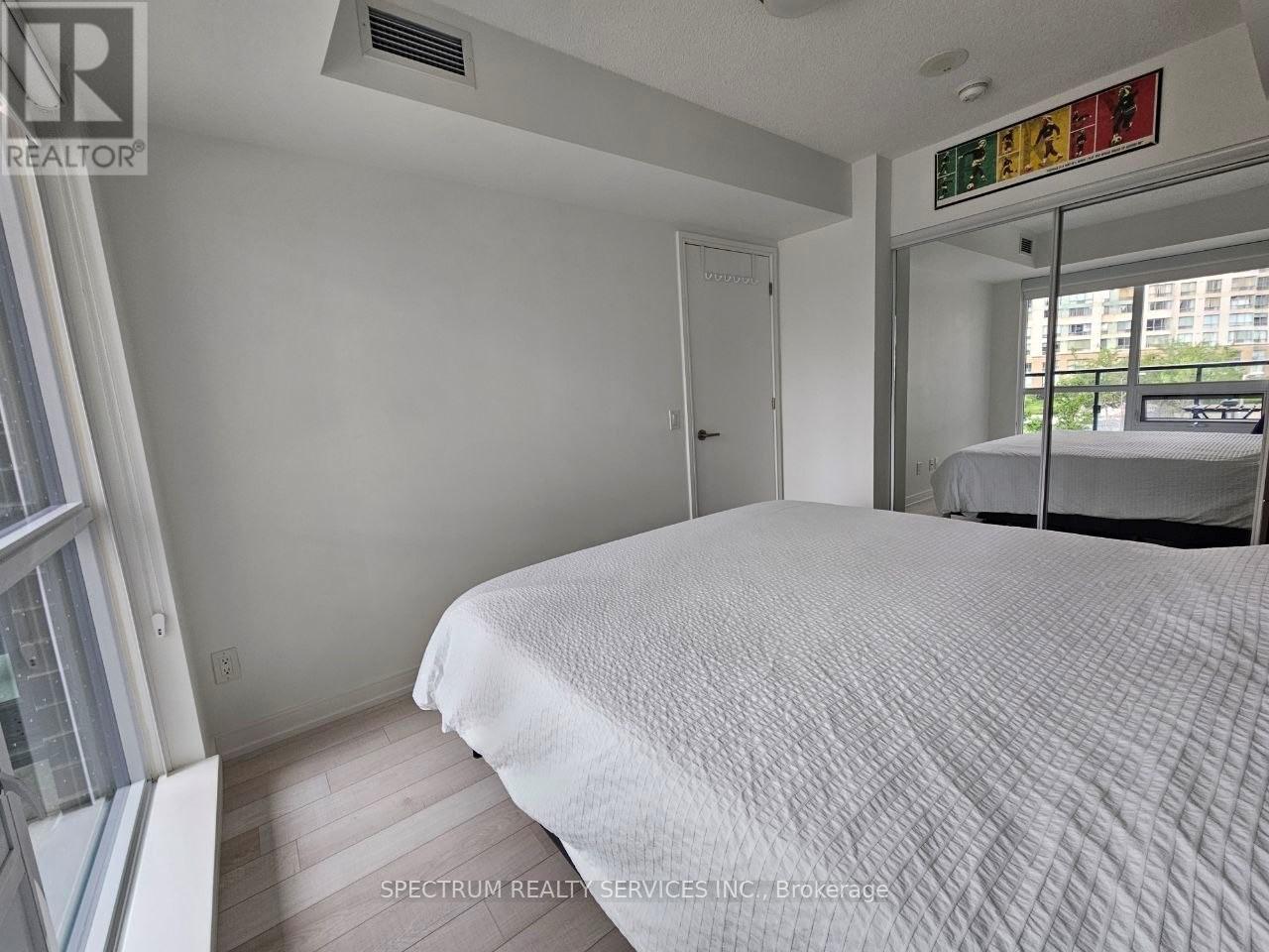 #207 20 THOMAS RILEY ROAD W - 24