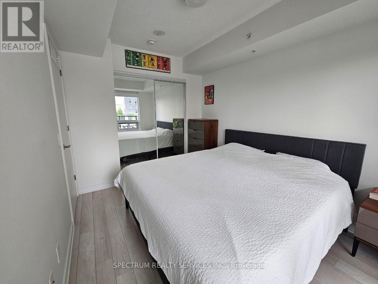 #207 20 THOMAS RILEY ROAD W - 25