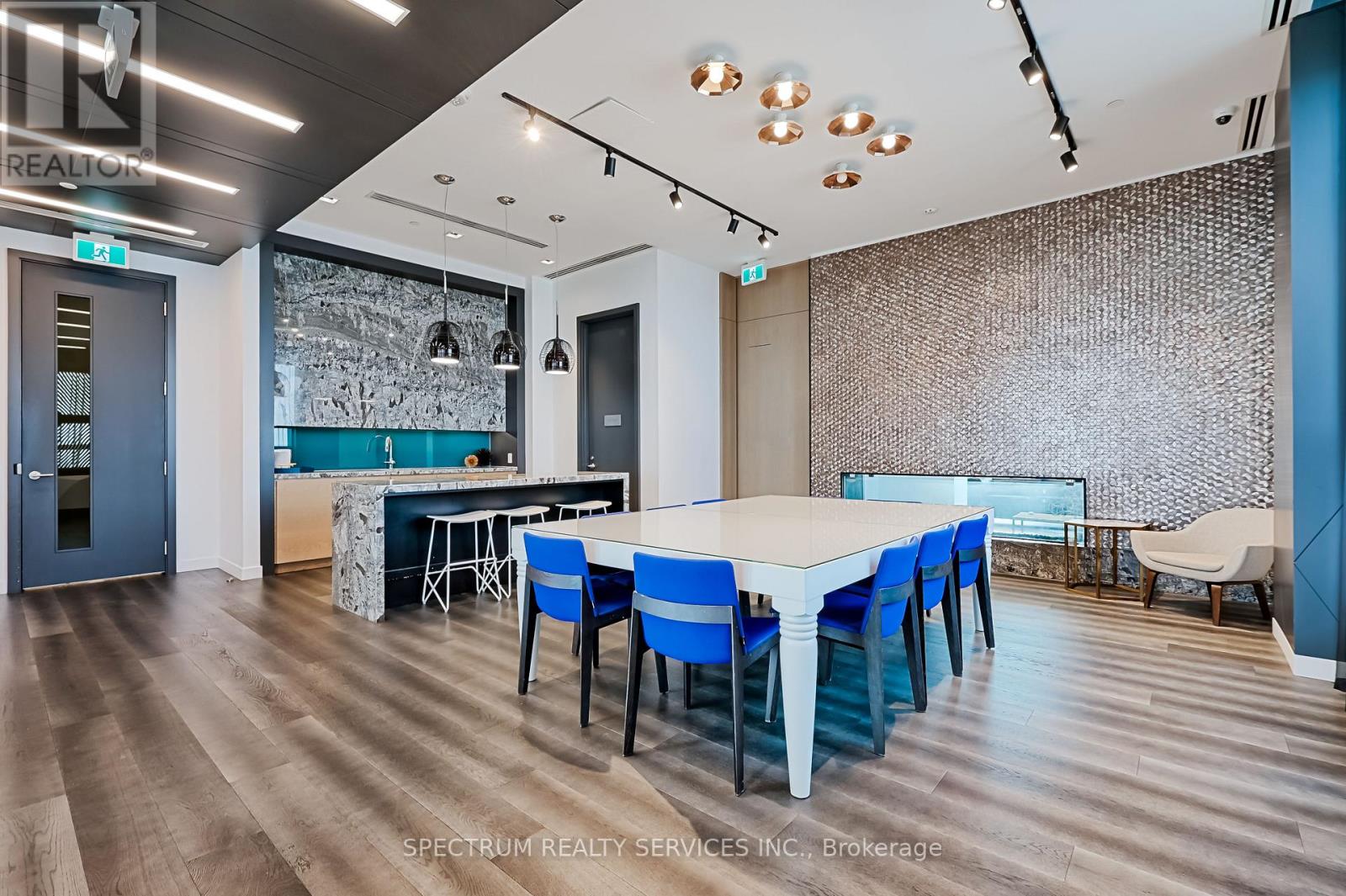 #207 20 THOMAS RILEY ROAD W - 27