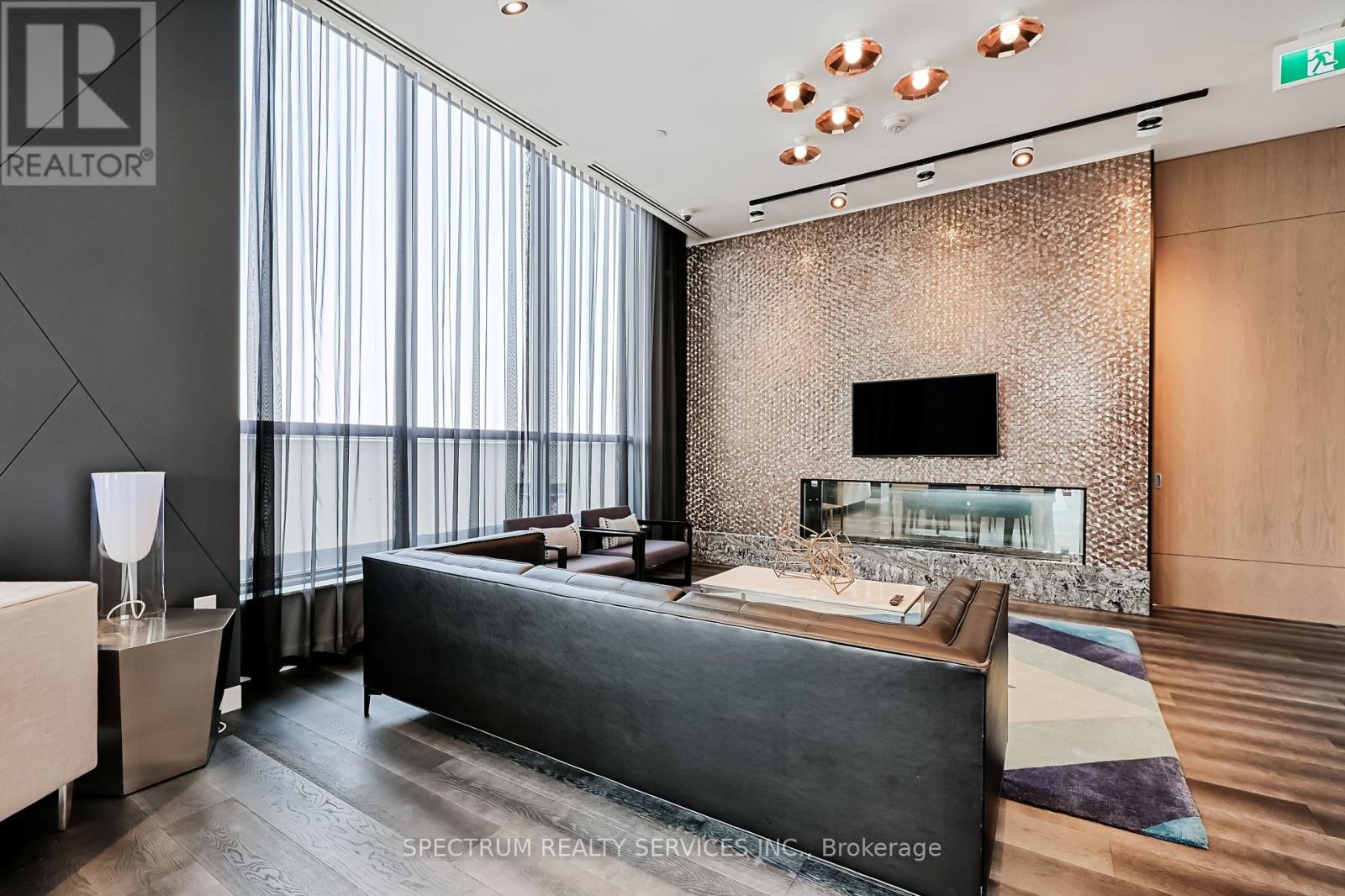 #207 20 THOMAS RILEY ROAD W - 30