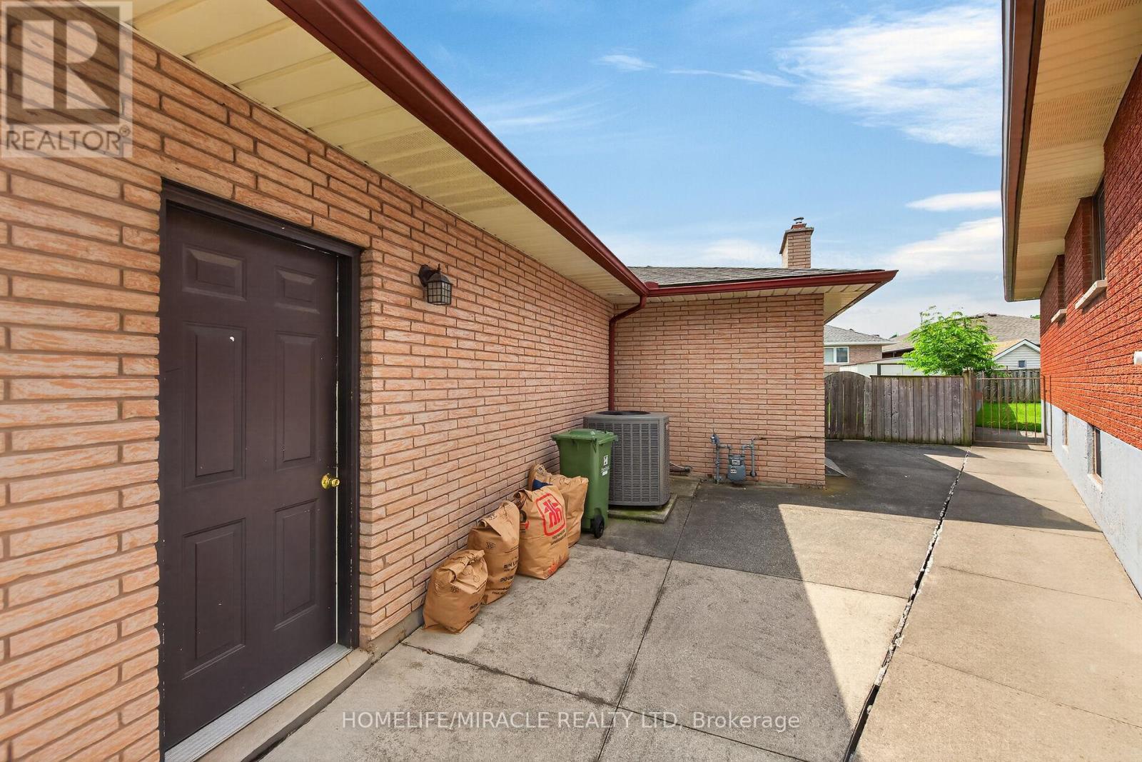 34 CAPRI CRESCENT - 45
