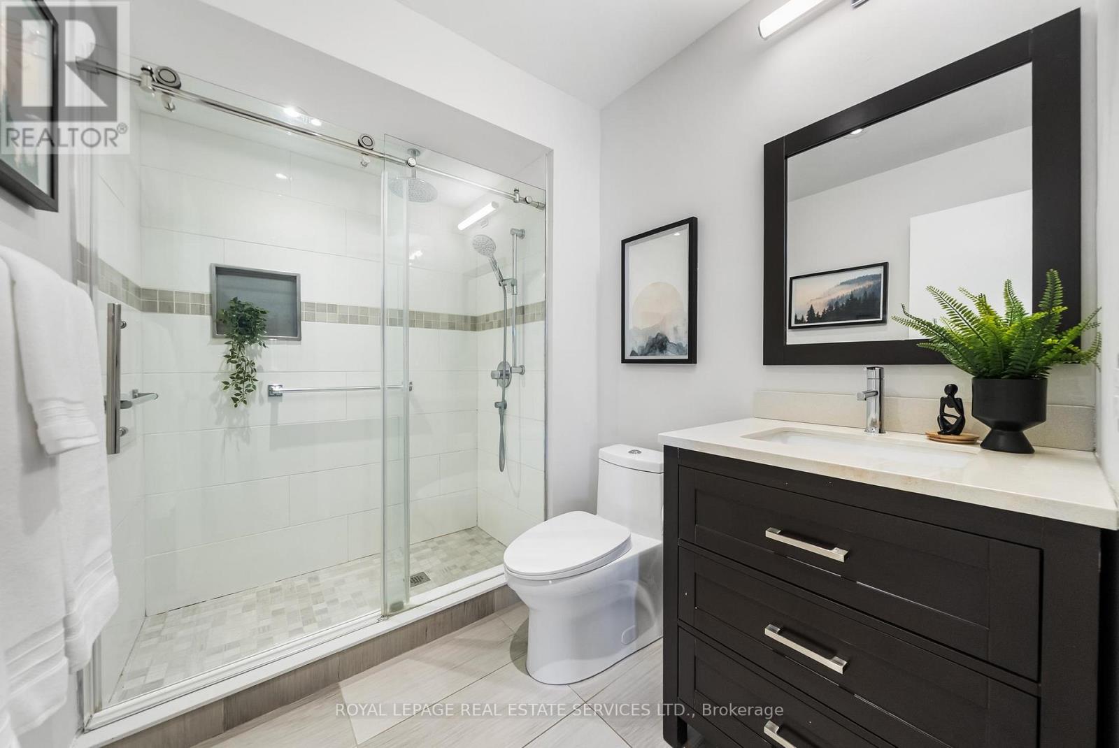 34 JOHN LINDSAY COURT - 32