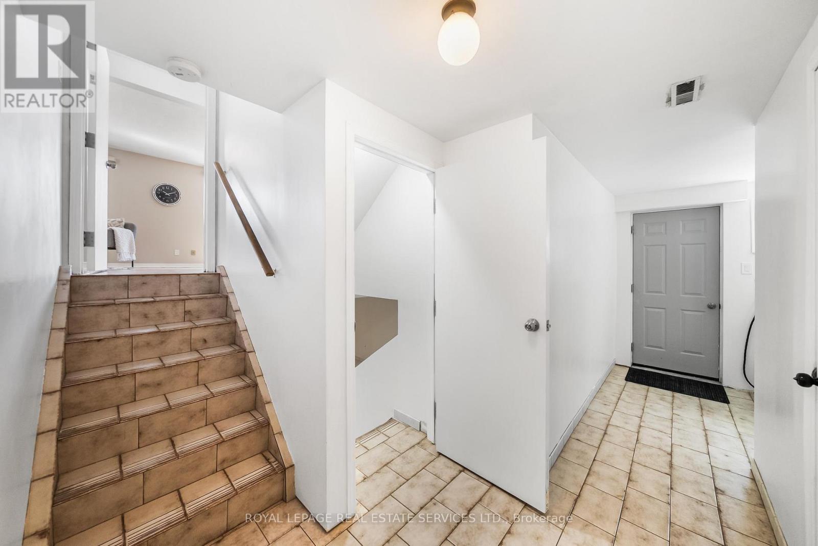 34 JOHN LINDSAY COURT - 33