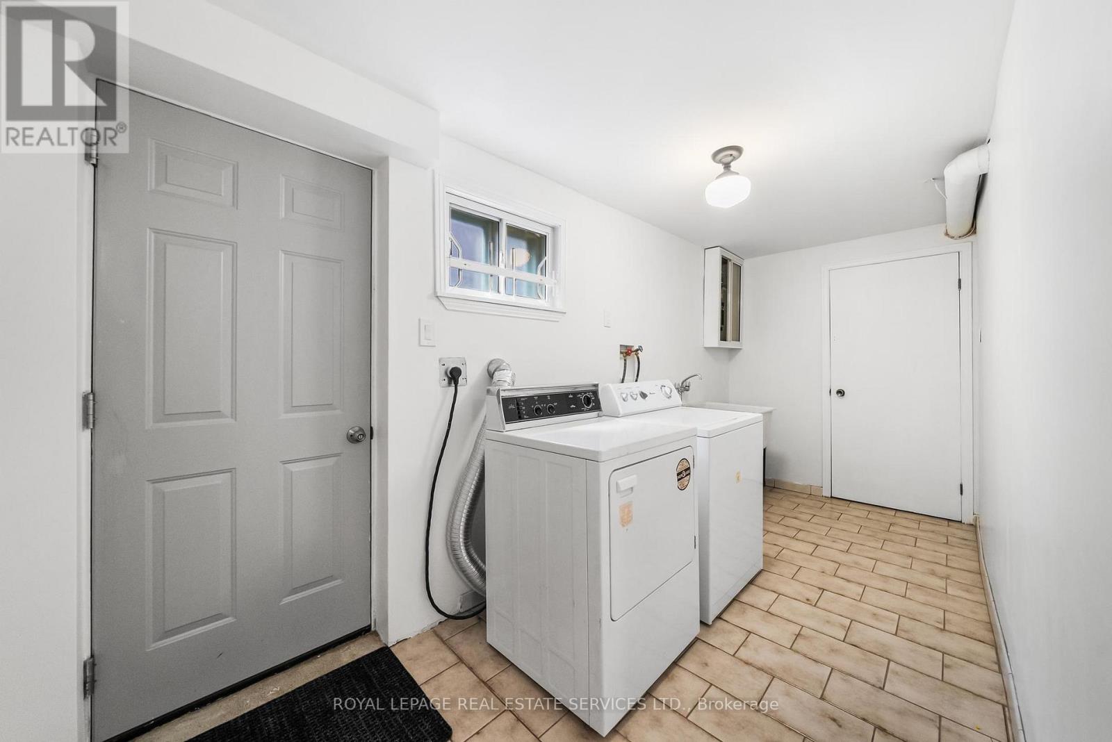 34 JOHN LINDSAY COURT - 34