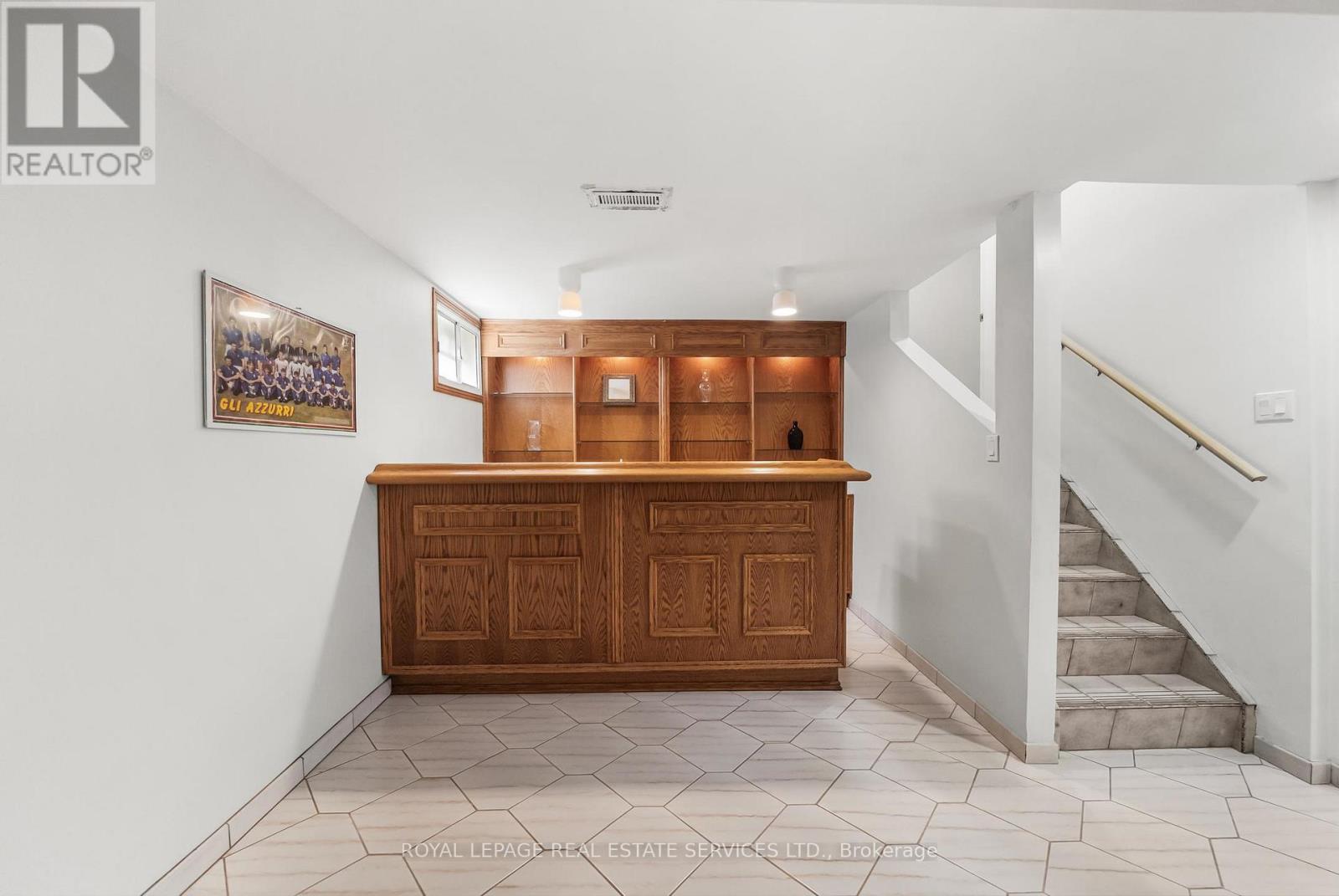 34 JOHN LINDSAY COURT - 39