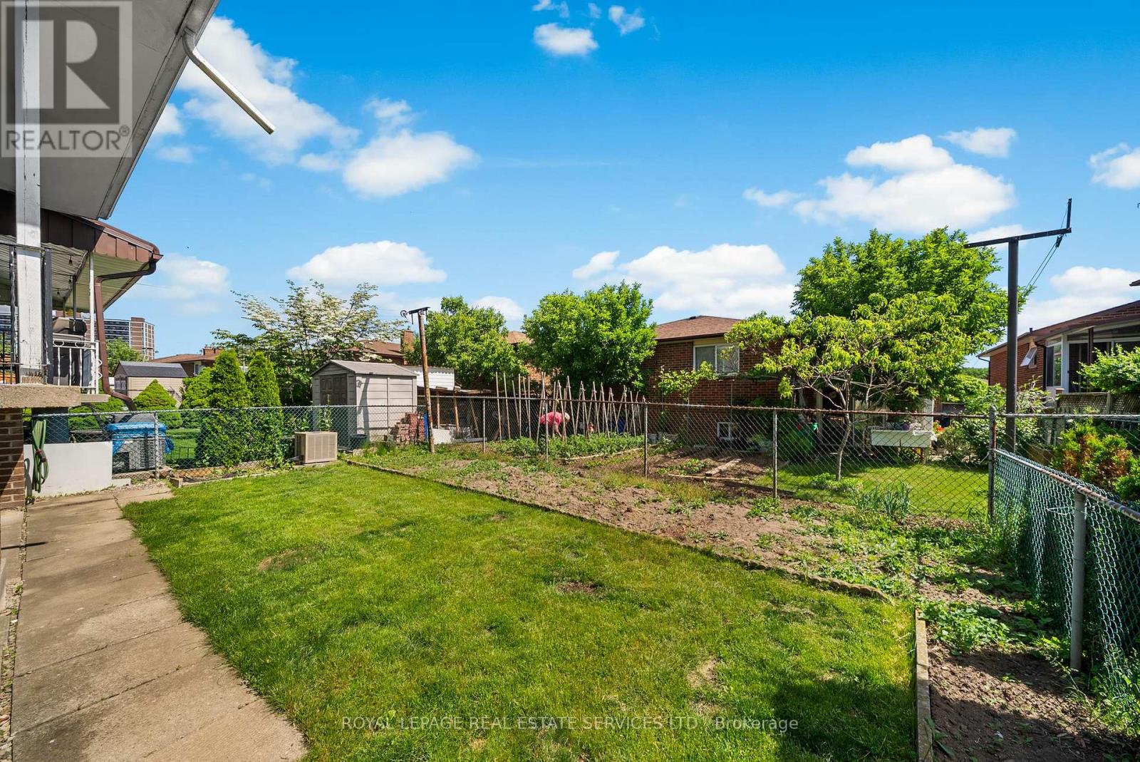 34 JOHN LINDSAY COURT - 42