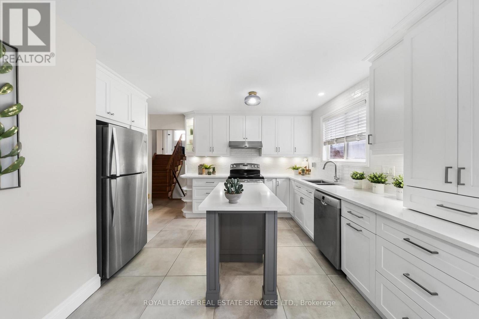 34 JOHN LINDSAY COURT - 7