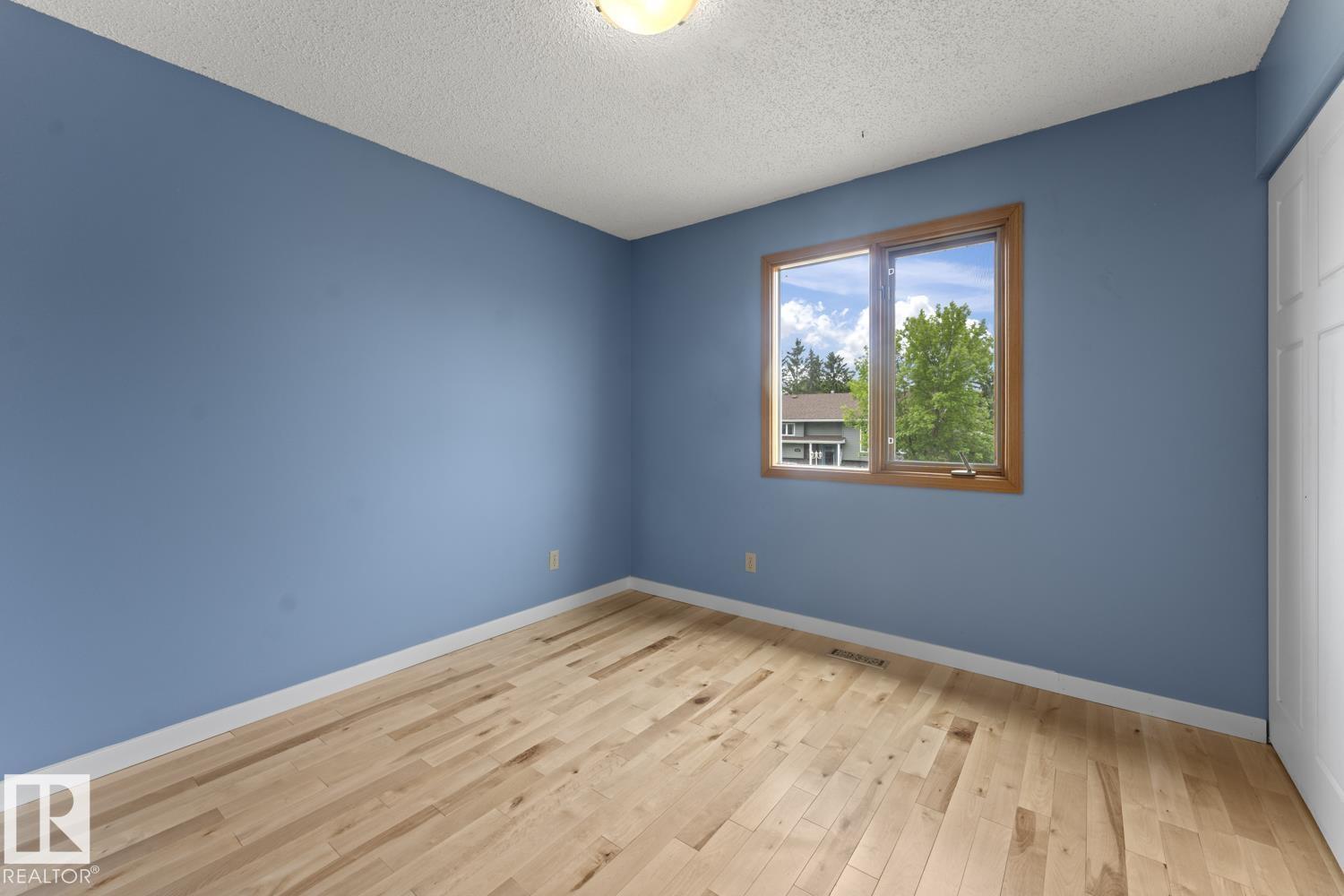 4302 44 ST - 18