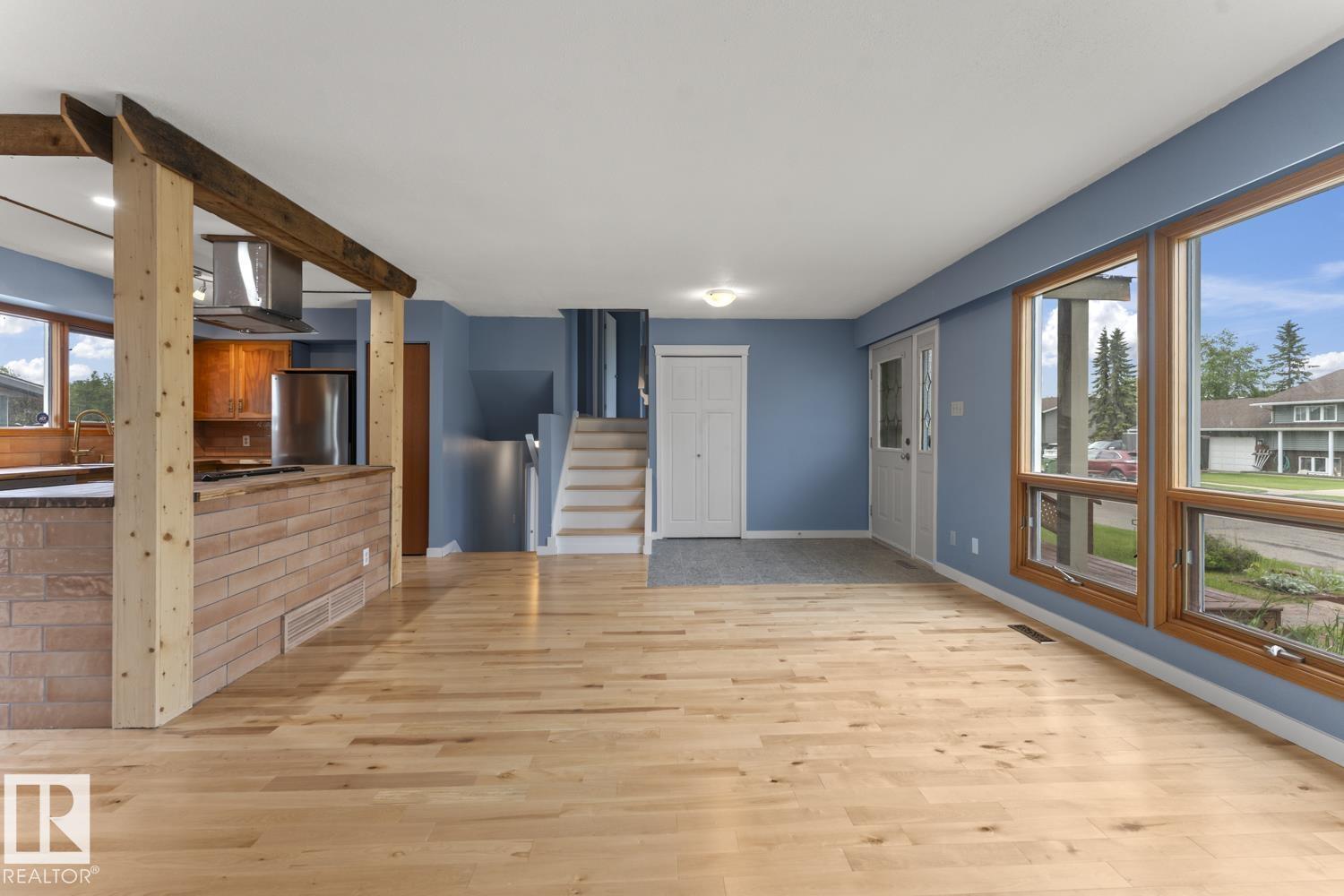 4302 44 ST - 8