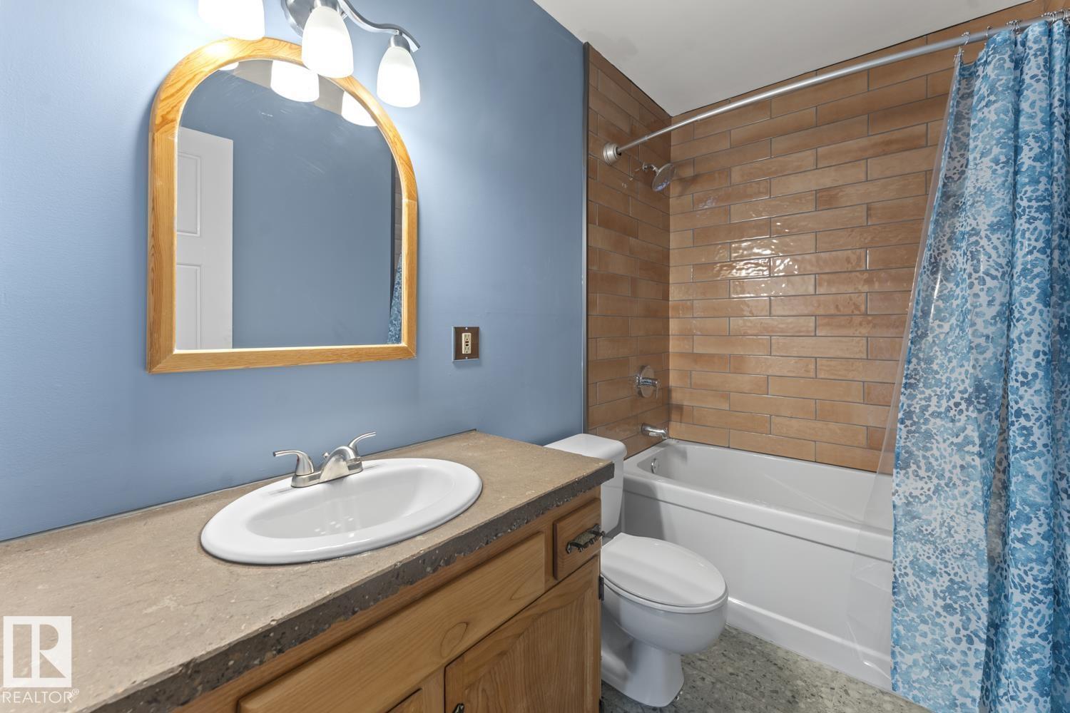4302 44 ST - 15
