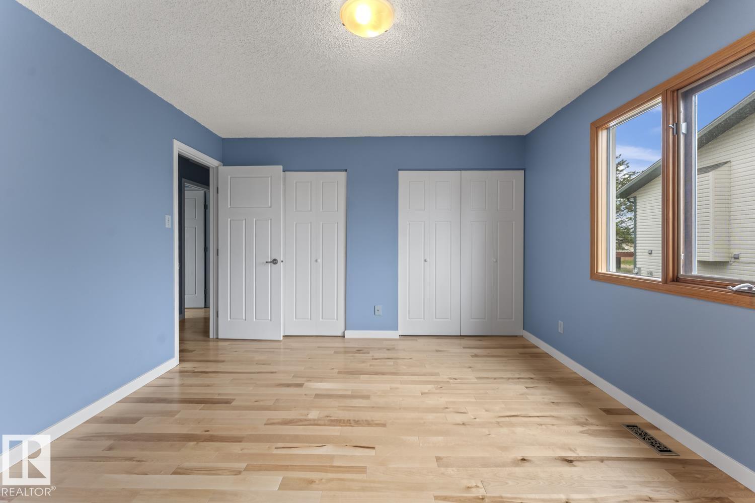 4302 44 ST - 16