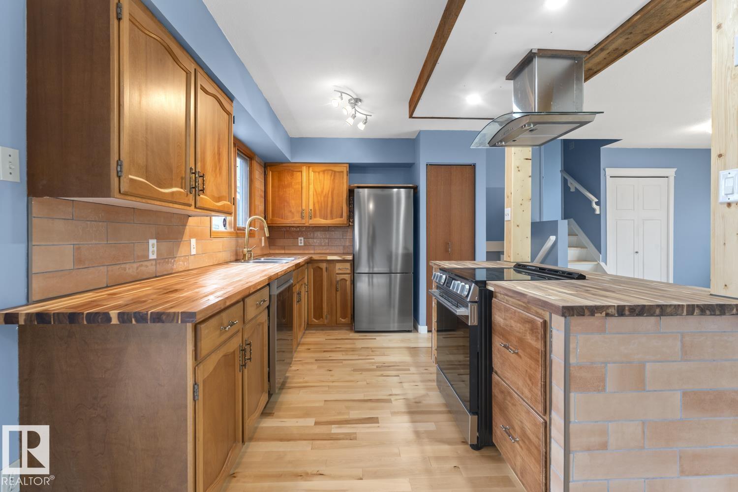 4302 44 ST - 11