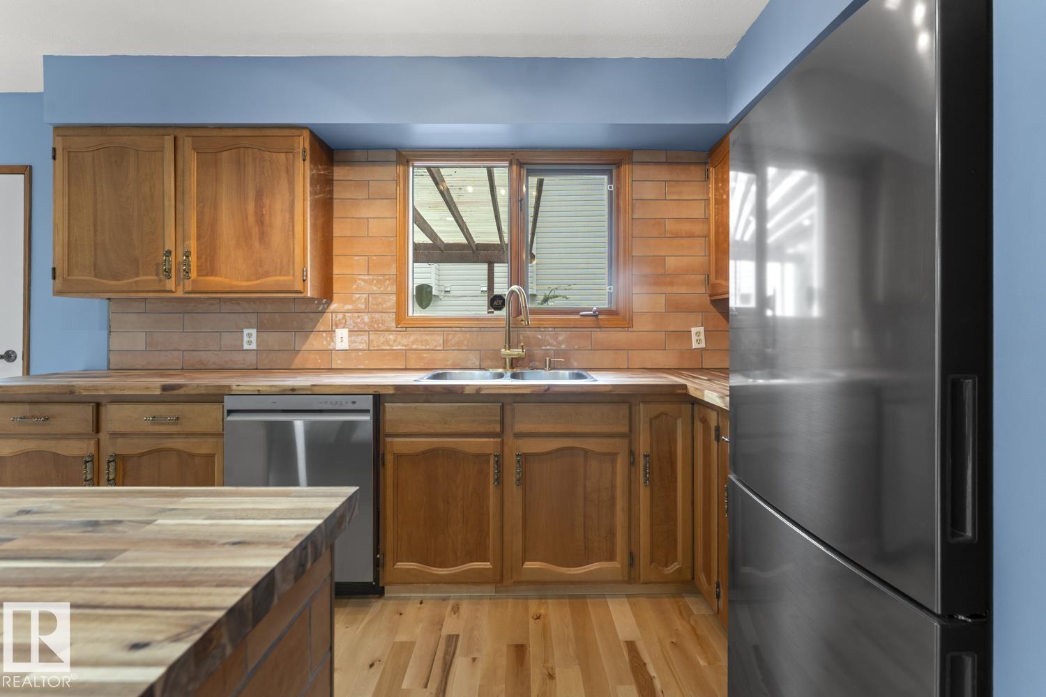 4302 44 ST - 13