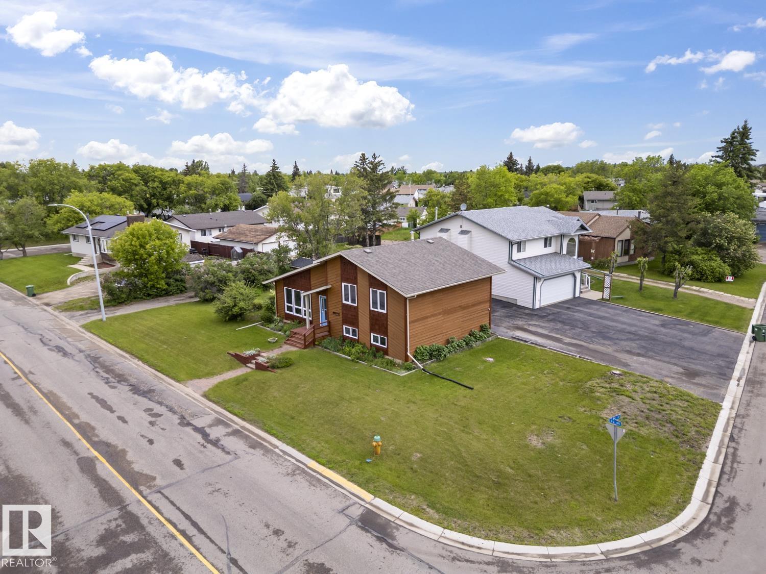 4302 44 ST - 28