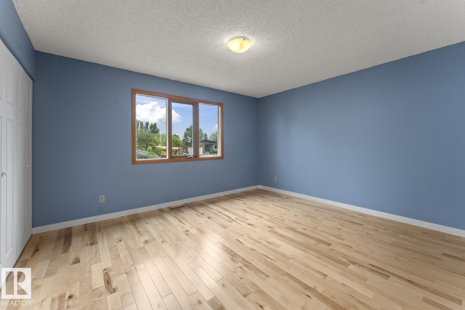 4302 44 ST - 17