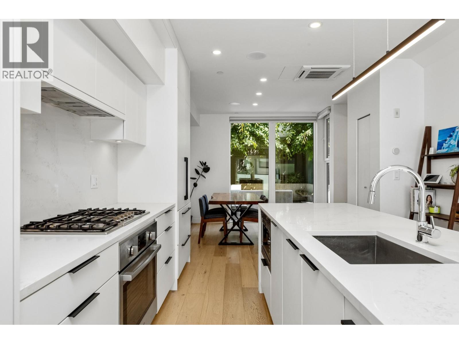 129 649 E 3RD STREET, North Vancouver