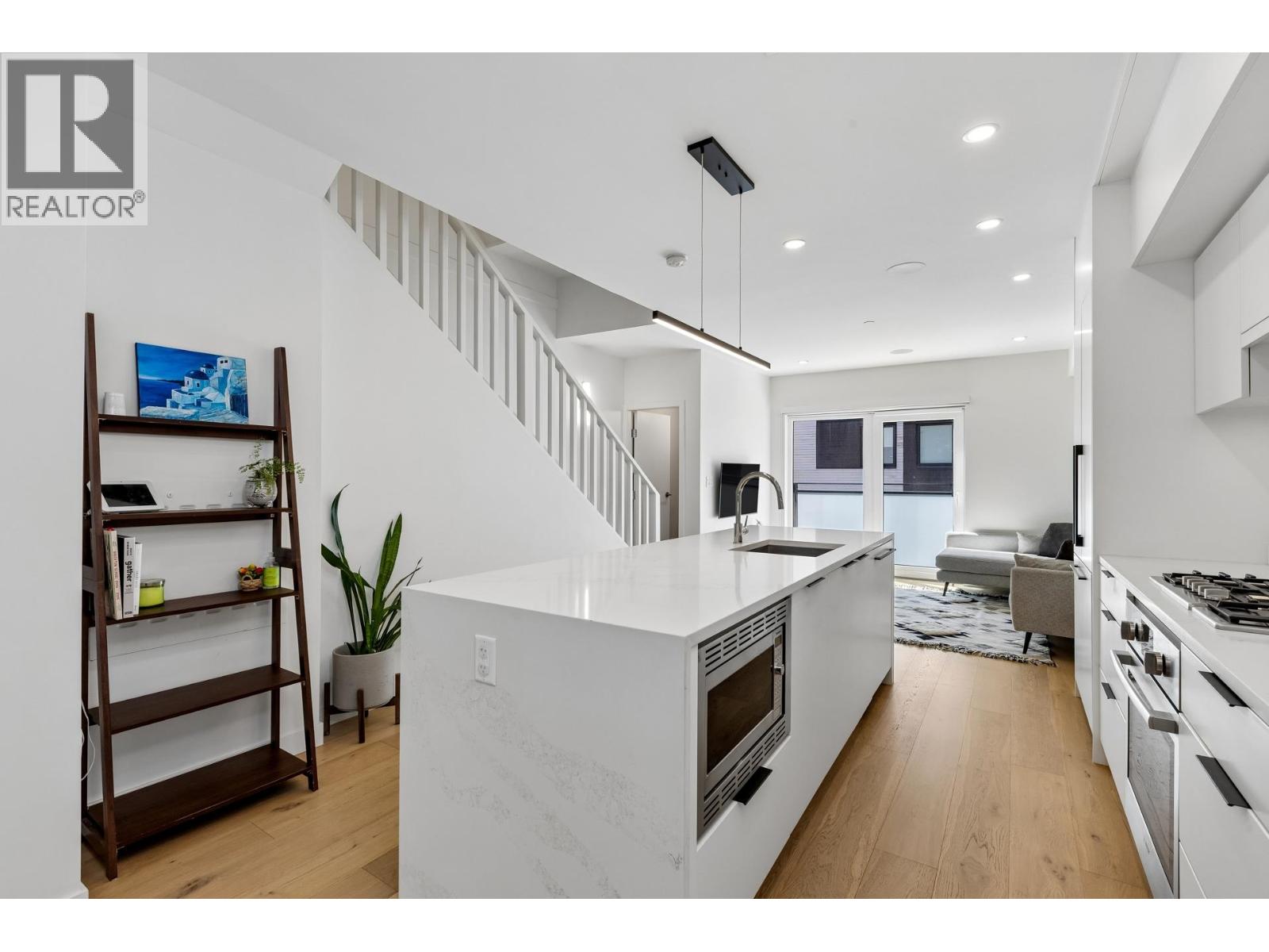 129 649 E 3RD STREET, North Vancouver