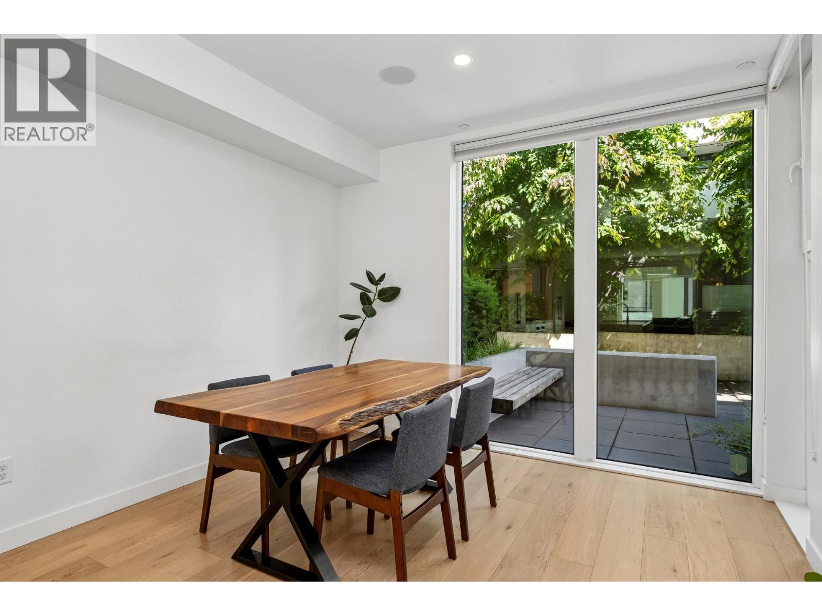 129 649 E 3RD STREET, North Vancouver