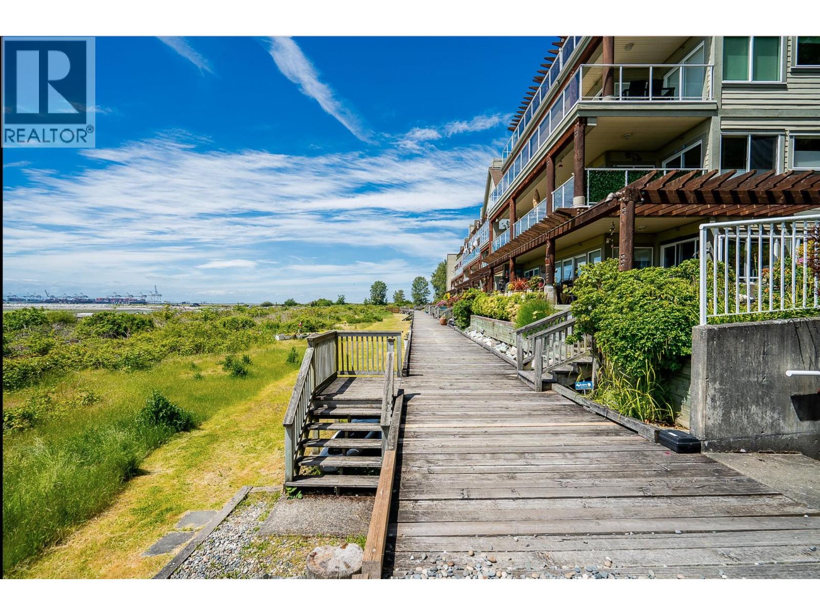 #318-1120 TSATSU SHORES Drive, Delta