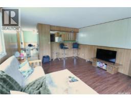 Enclosed porch - 319 4th Avenue, Kelliher, SK S0A1V0 Photo 6