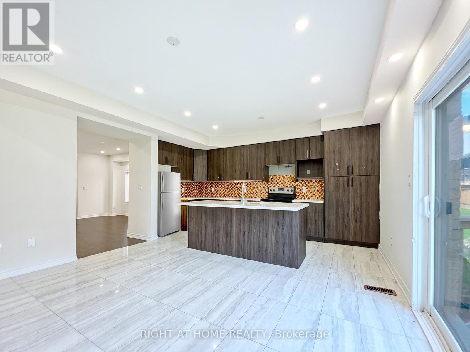 219 FLEETWOOD DRIVE - 4