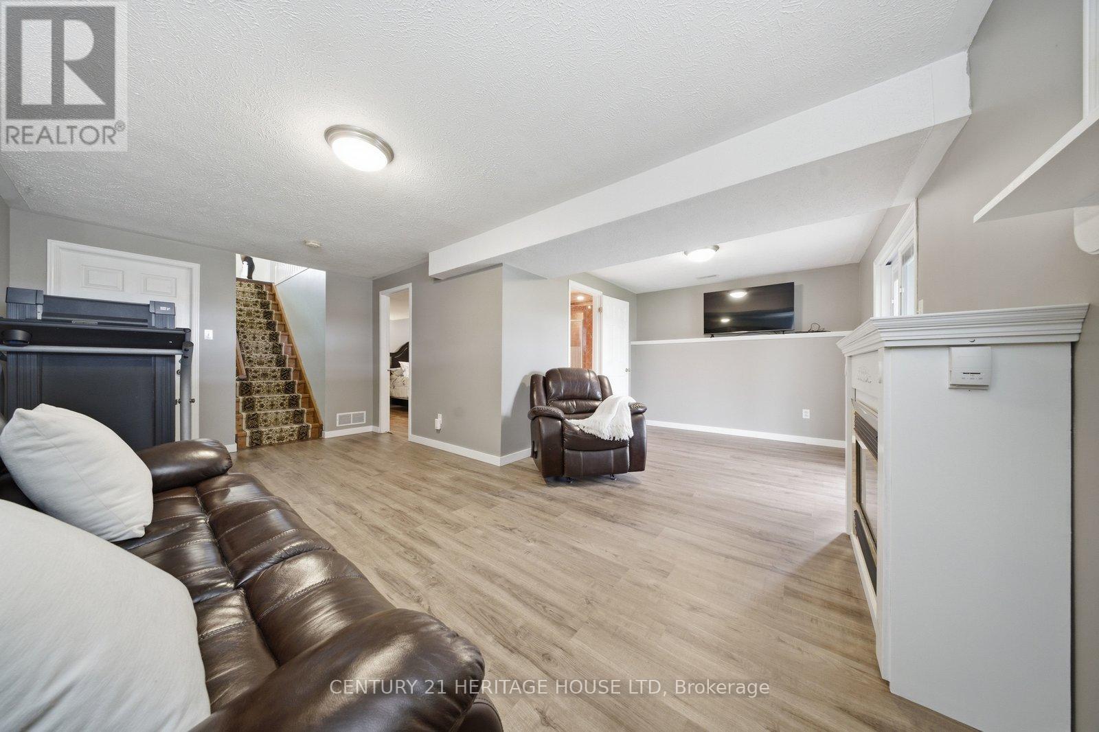 37 ANASTASIA CRESCENT - 19