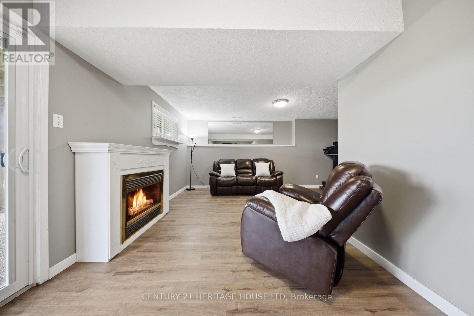 37 ANASTASIA CRESCENT - 20