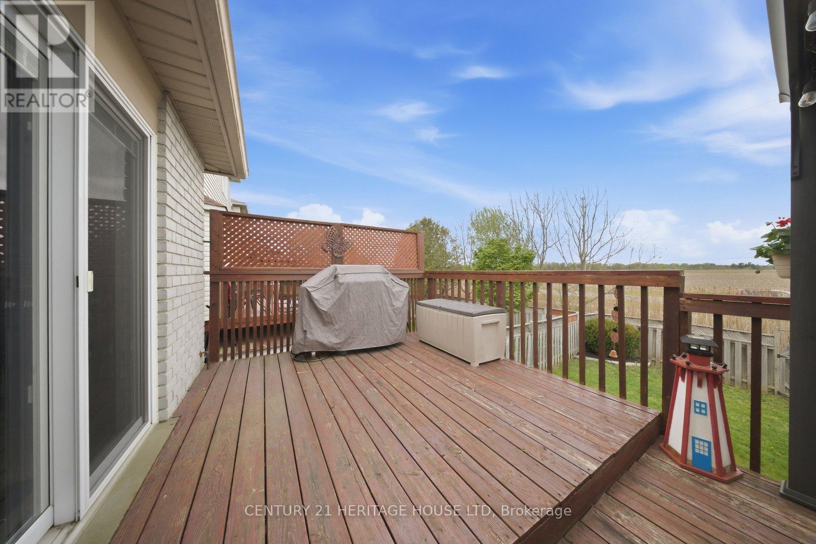 37 ANASTASIA CRESCENT - 26