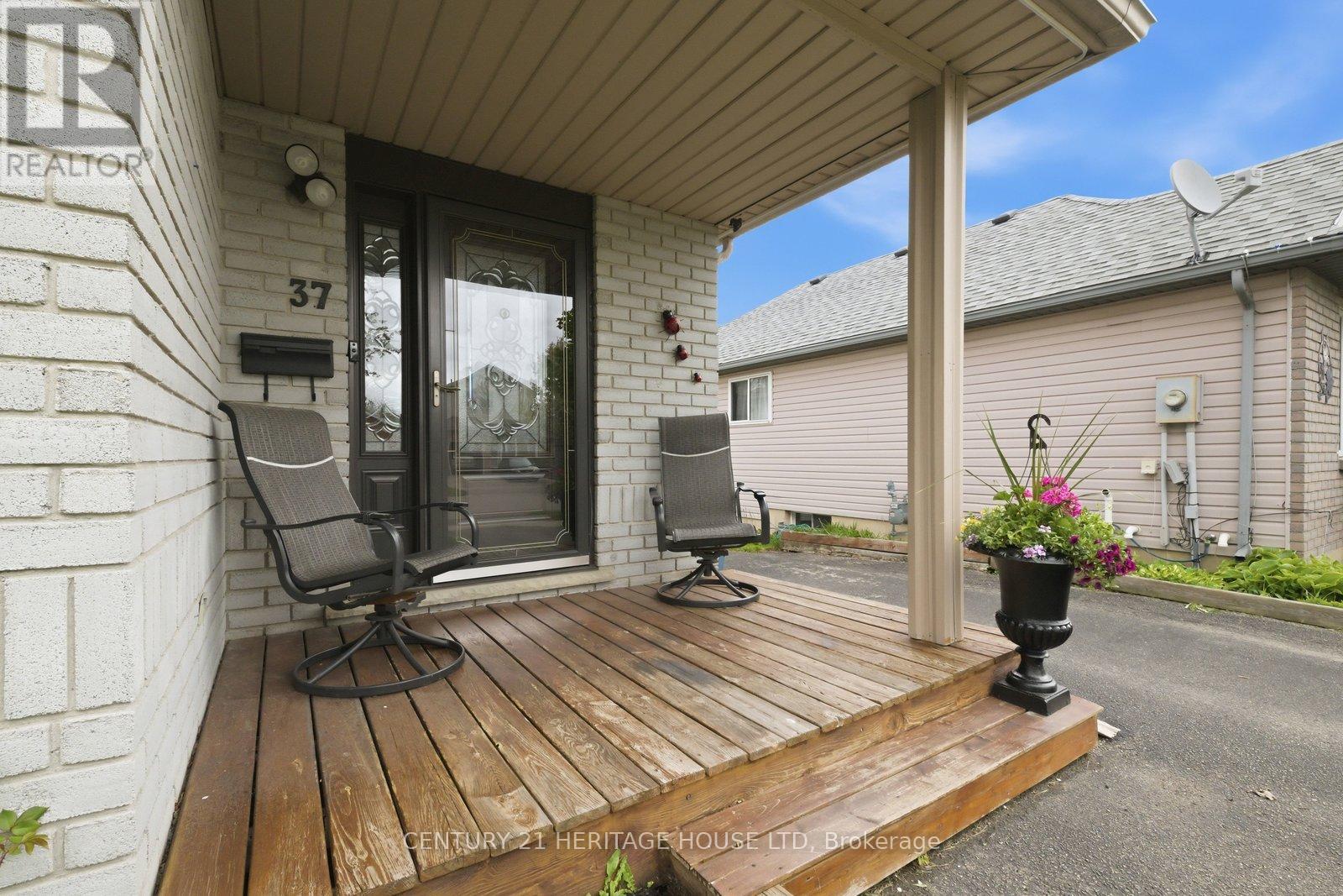 37 ANASTASIA CRESCENT - 3