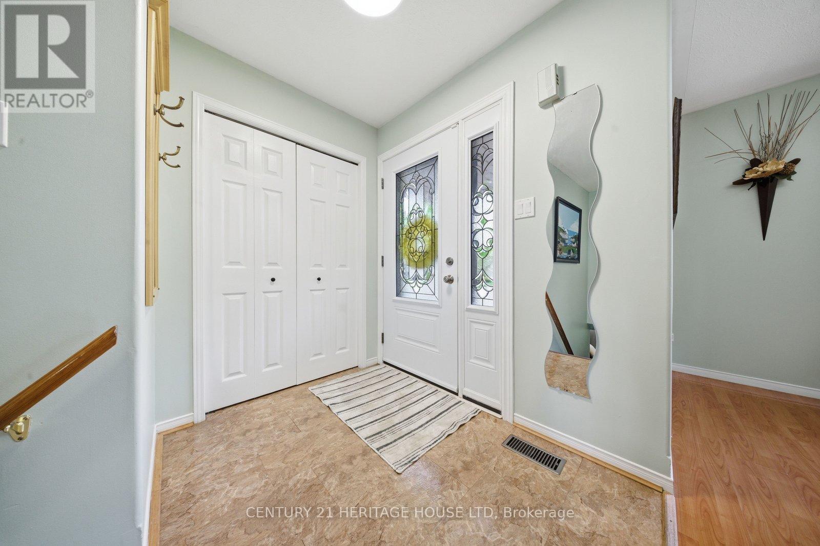 37 ANASTASIA CRESCENT - 4