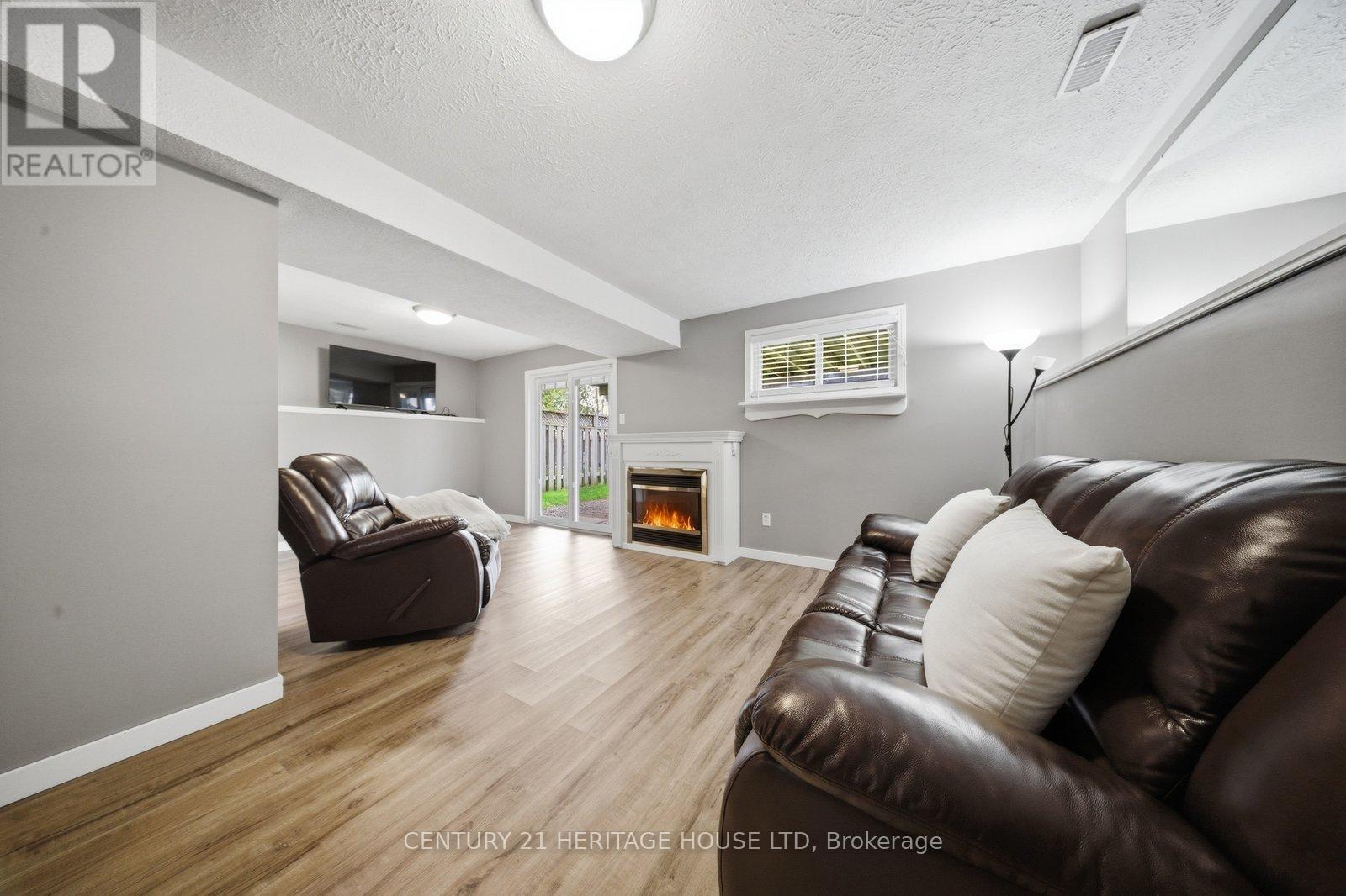 37 ANASTASIA CRESCENT - 18