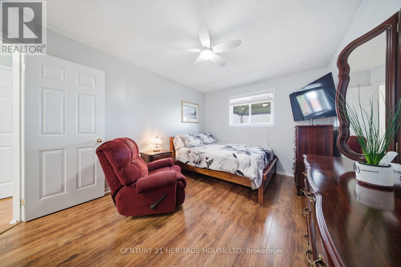37 ANASTASIA CRESCENT - 14