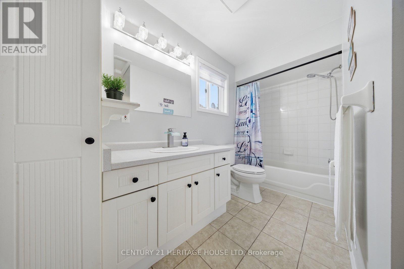 37 ANASTASIA CRESCENT - 16