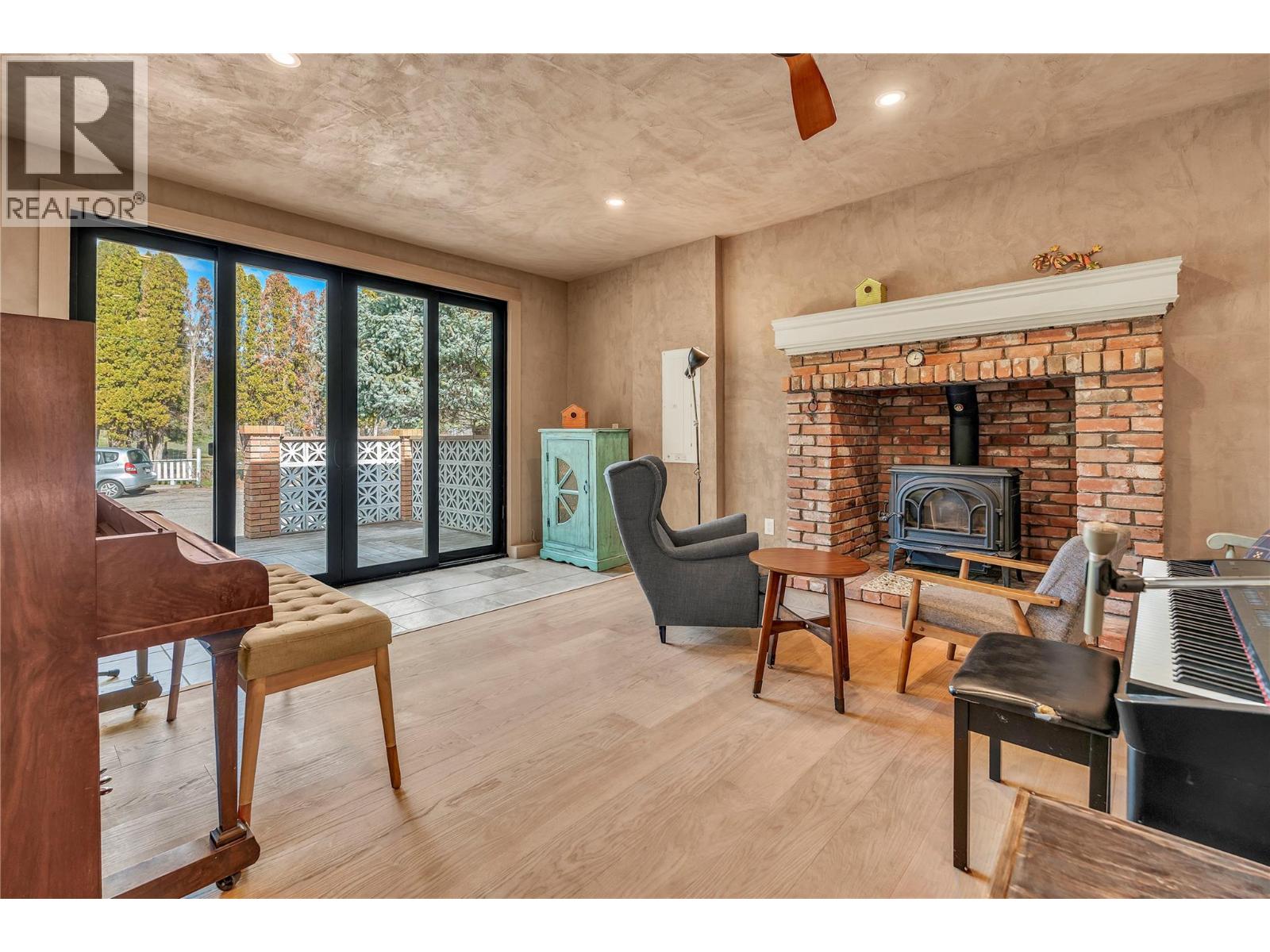212 Carr Crescent - 12