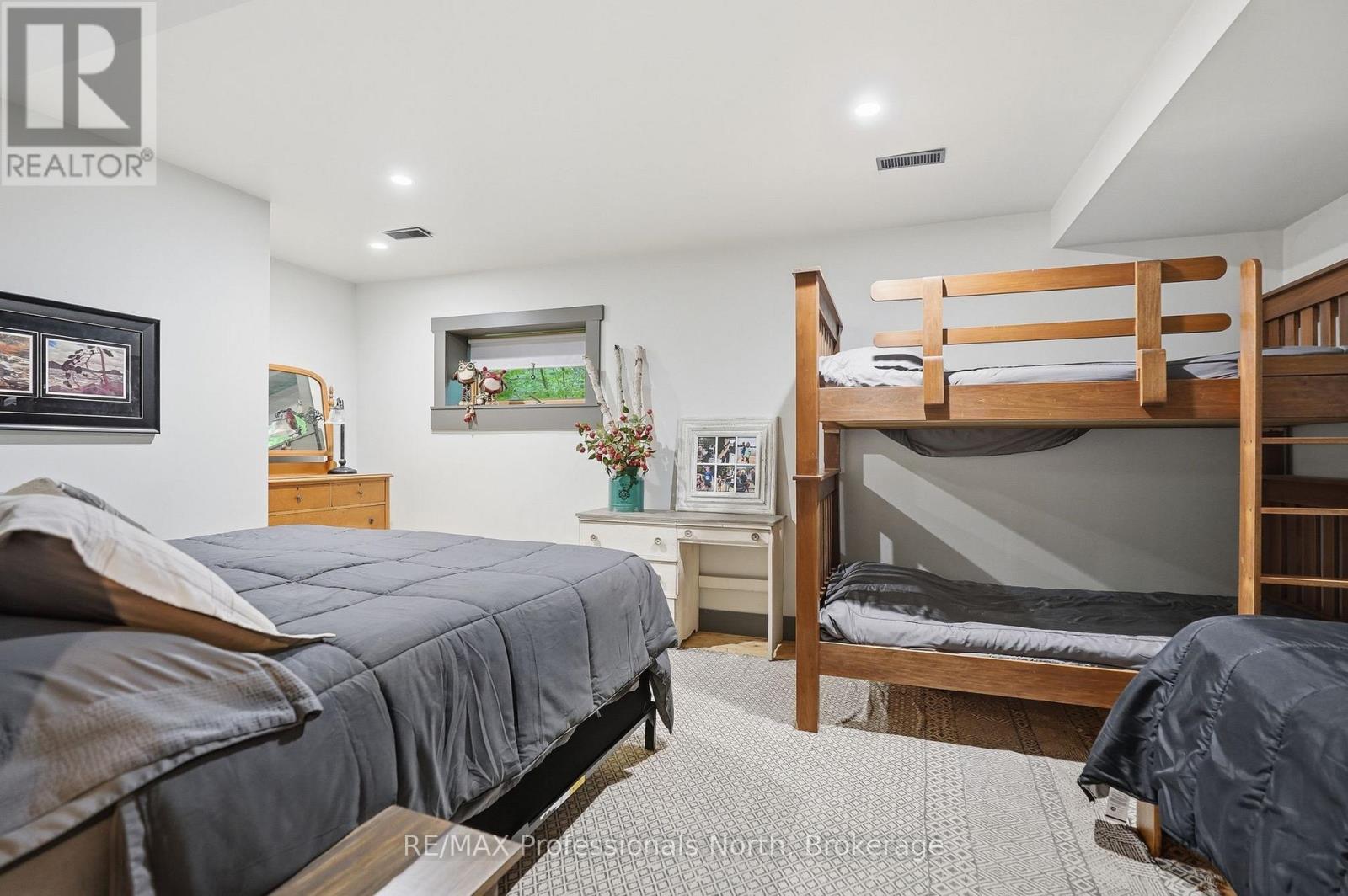 200 RIVERSIDE DRIVE - Image 35