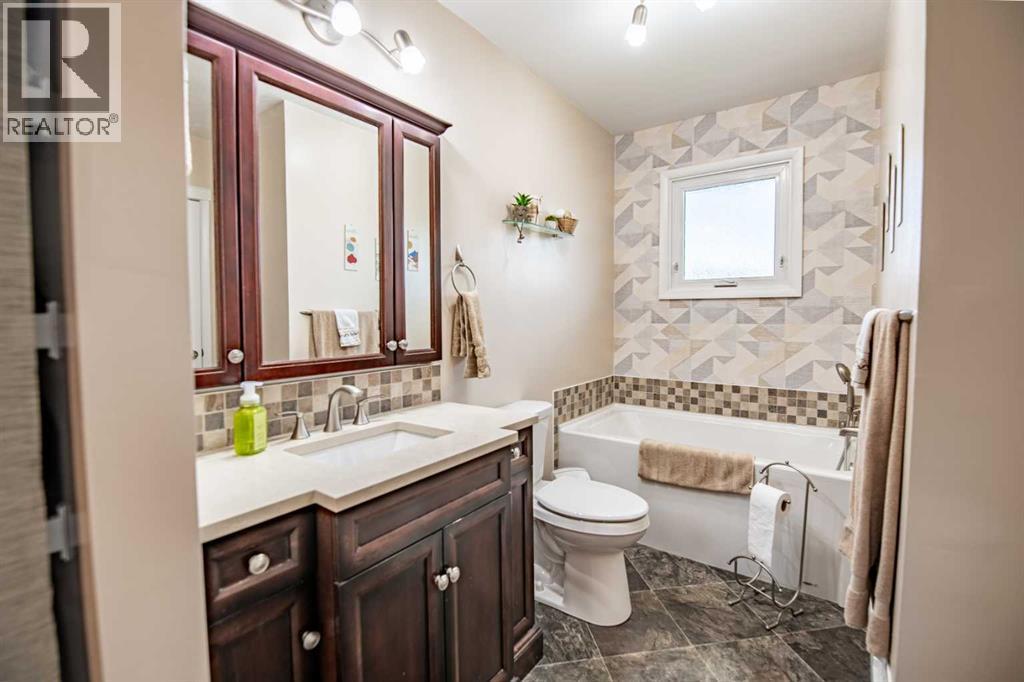 4 pc Bathroom - Main floor