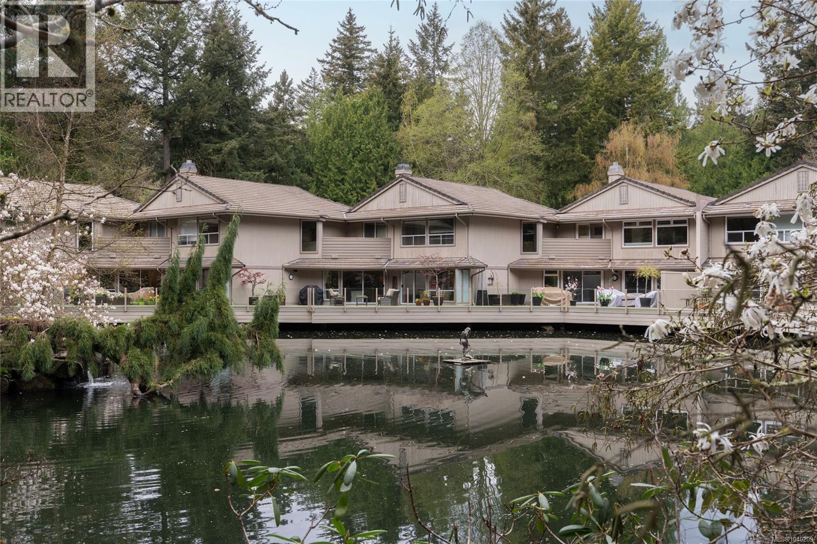 3 1040 Pondwood Lane, Saanich